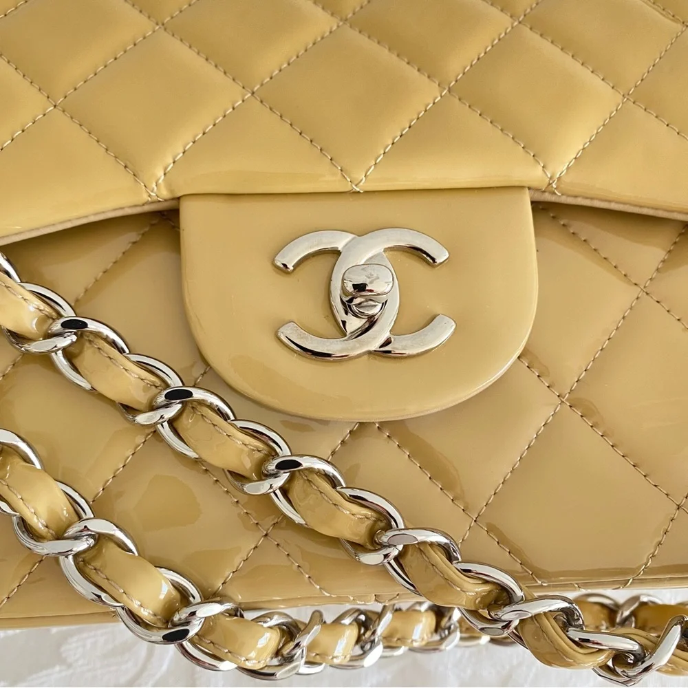 CHANEL Timeless Jumbo double flap shoulder bag in beige yellow patent le…